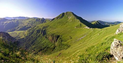 a view of a mountain with green grass at Appartement Le Puy Courny, 2 lits, 28m2, wifi in Aurillac