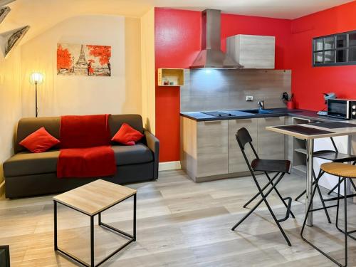 a living room with a couch and a kitchen at Appartement Le Puy Courny, 2 lits, 28m2, wifi in Aurillac