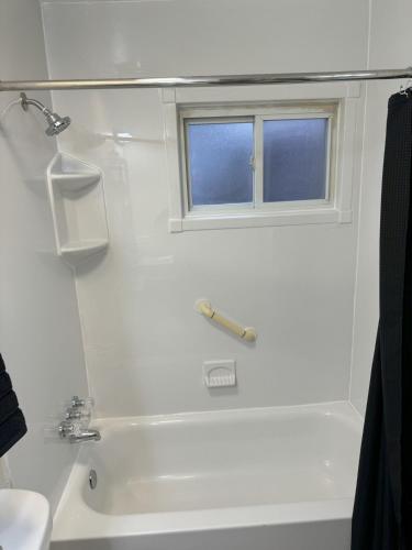 Ένα μπάνιο στο Entire house with 3 bedrooms The Peaceful Escape