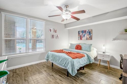 a bedroom with a bed and a ceiling fan at Towne Plaza Apartments 104 - 7 km from FIFA Fest in Houston