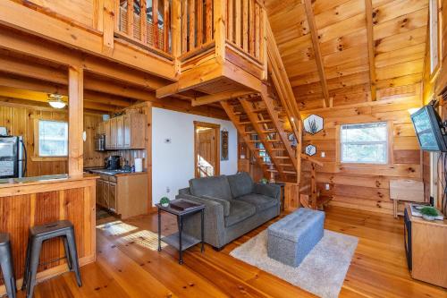 TV a/nebo společenská místnost v ubytování Sunrise Cabin