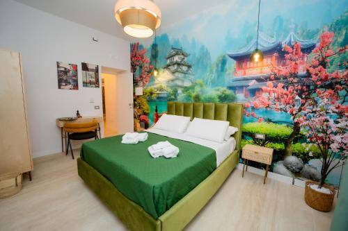 那不勒斯Four Points Suites的一间卧室，床上有一张带毛巾的床