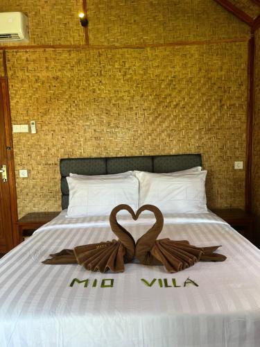 a bed with a heart made out of towels at Mio Villa Tomang Omang Lombok in Selong Belanak