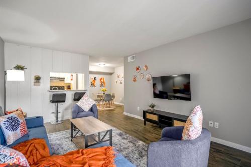 a living room with two blue chairs and a tv at Towne Plaza Apartments 114 - 7 km from FIFA Fest in Houston