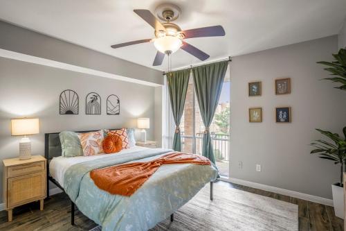 a bedroom with a bed and a ceiling fan at Towne Plaza Apartments 114 - 7 km from FIFA Fest in Houston