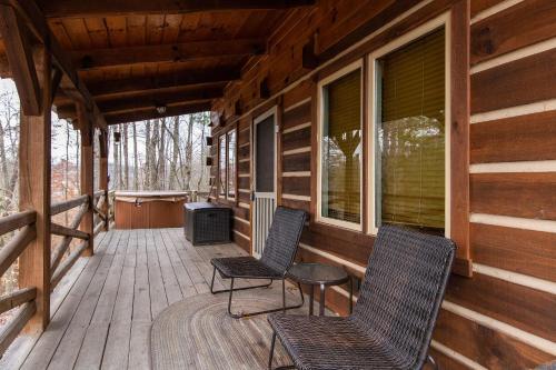 Balkoni atau teres di Hillside Loft Cabin