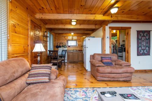 Ruang duduk di Hillside Loft Cabin