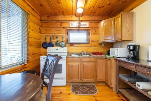 Dapur atau dapur kecil di Hillside Loft Cabin