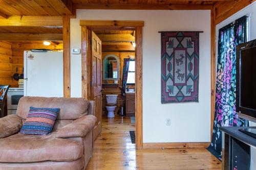 Ruang duduk di Hillside Loft Cabin
