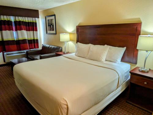 Una cama o camas en una habitación de Travelodge by Wyndham Enid