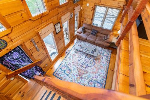 Televisyen dan/atau pusat hiburan di Hillside Loft Cabin