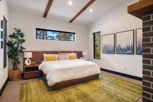 Postel nebo postele na pokoji v ubytování Architecturally stunning Cle Elum luxury retreat
