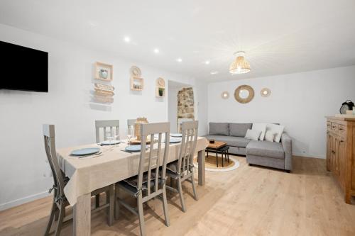 une salle à manger et un salon avec une table et des chaises dans l'établissement Le Nid Mediterranean, Cosy 3 rooms, à Menton