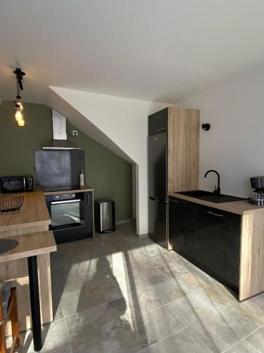 une cuisine avec un évier et un plan de travail dans l'établissement La grange d'Abel, à Boissières