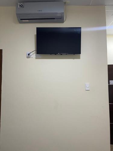 Televisyen dan/atau pusat hiburan di Kicker House