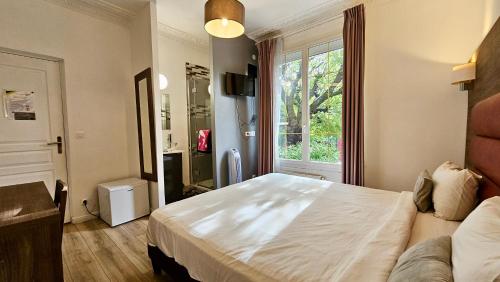 une chambre avec un grand lit et une fenêtre dans l'établissement Chambre style hôtelière dans logement partagé, Le Pepsy Paris & Stade de France, à Épinay-sur-Seine