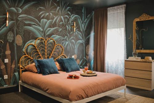 une chambre avec un lit avec un papier peint fleuri dans l'établissement Colonial Insolite HautDeGamme Jacuzzi Privatif, à Mulhouse