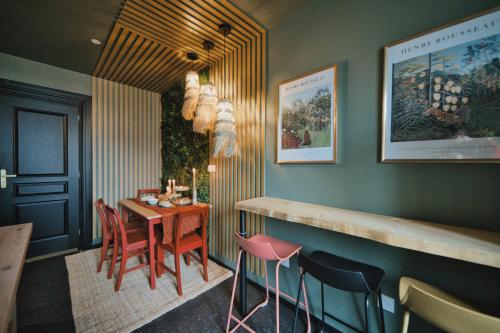 une salle à manger avec une table et des chaises dans l'établissement Colonial Insolite HautDeGamme Jacuzzi Privatif, à Mulhouse