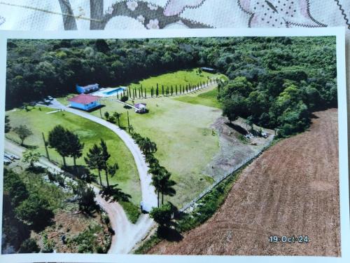 アラウカーリアにあるChácara Santo Antonioの木々と道路のある公園の空中風景