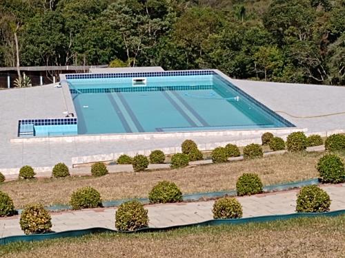 アラウカーリアにあるChácara Santo Antonioの屋上スイミングプールの景色