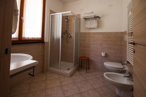 a bathroom with a shower and two toilets and a sink at Oroverde in Bergeggi