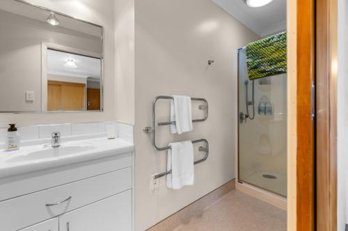 Ένα μπάνιο στο Seaside Weekender - New Plymouth Holiday Home