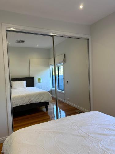 Cama o camas de una habitación en A luxury home in Oakleigh