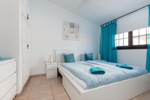 En eller flere senge i et værelse på Amarilla Golf Apartment