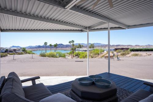 patio con divano e vista sulla spiaggia di Picture Perfect at Sam's Beachcomber a Lake Havasu City