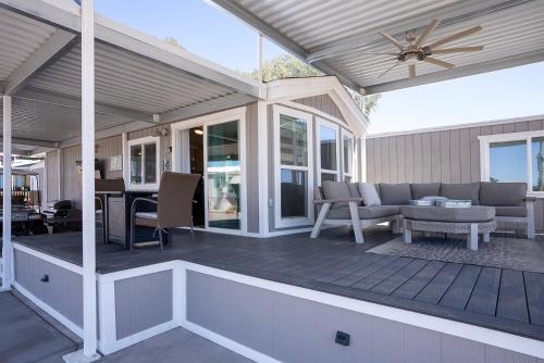 un patio coperto con divano e tavolo di Picture Perfect at Sam's Beachcomber a Lake Havasu City