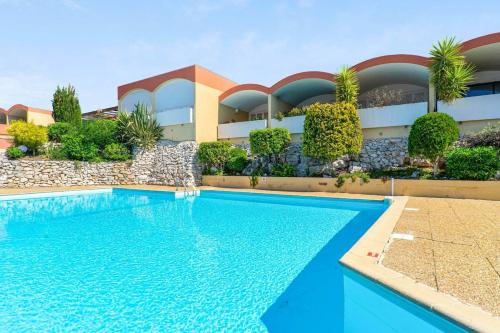 une piscine devant un immeuble dans l'établissement Terrazzo - 1 chambre, vue sur la mer et piscine, à Cassis