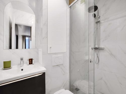 une salle de bain avec une douche, des toilettes et un lavabo dans l'établissement Peaceful Studio -2P- Moulin Rouge, à Paris