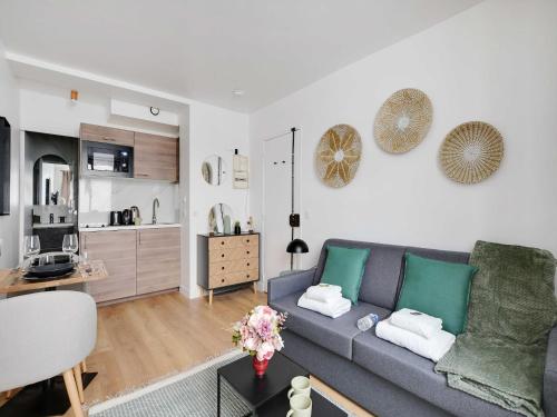 un salon avec un canapé et une cuisine dans l'établissement Peaceful Studio -2P- Moulin Rouge, à Paris
