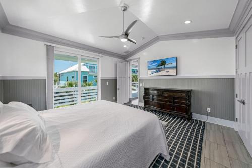 Un dormitorio con una cama y vista al mar. en Come Together-consist of 2 Homes 4 Golf Carts 2 pools, en Captiva