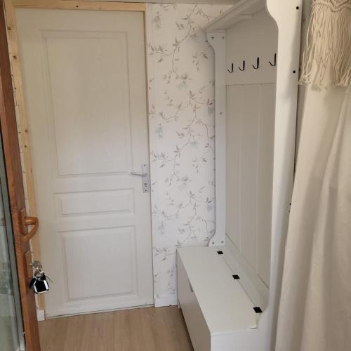 Cette chambre dispose d'une porte et d'une porte blanches. dans l'établissement Charming Garden Floor studio, à Gagny