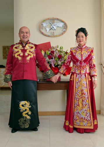 a man and woman standing next to a table with a clock at Villa Vescovado appartamento in casa vacanza in Brusaporto