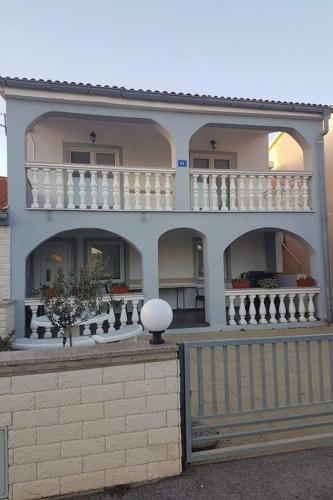 Apartments with parking spaces Vir - 23898