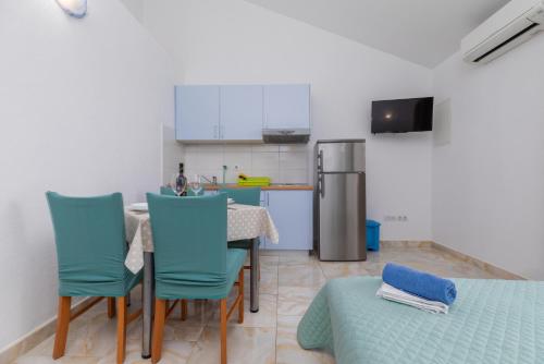 Apartments with parking space Baska Voda, Makarska - 23641