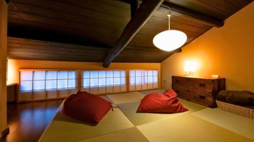 Postel nebo postele na pokoji v ubytování 京一軒町家 さと居 鉄仙 SATOI TESSEN Omiya-Gojo