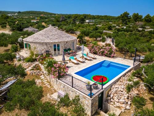 Seaside family friendly house with a swimming pool Mirca, Brac - 23797