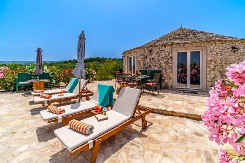 Seaside family friendly house with a swimming pool Mirca, Brac - 23797