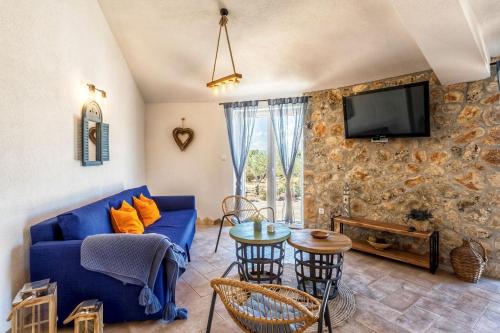 Seaside family friendly house with a swimming pool Mirca, Brac - 23797