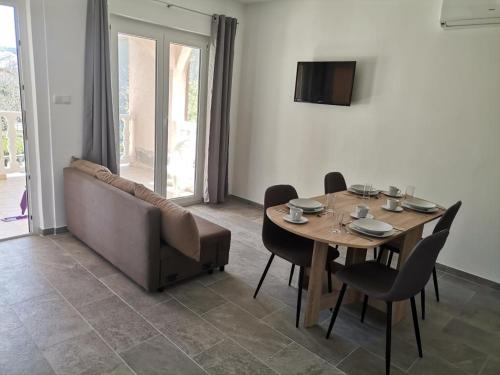 Apartments and rooms with parking space Lopar, Rab - 23825