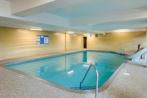 a large swimming pool in a building at Lutsen Mountain Townhome - 2 Mi to Lake Superior! in Lutsen