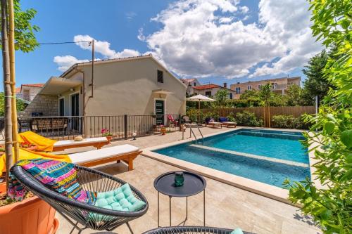Family friendly house with a swimming pool Supetar, Brac - 23813