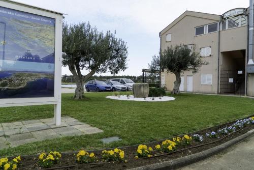 Apartments by the sea Privlaka, Zadar - 23749