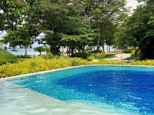 Piscina en o cerca de Dominiks Green Heaven Epic Ocean View Tambuli Pool