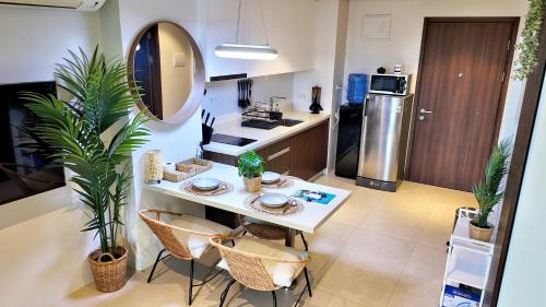Una cocina o zona de cocina en Dominiks Green Heaven Epic Ocean View Tambuli Pool