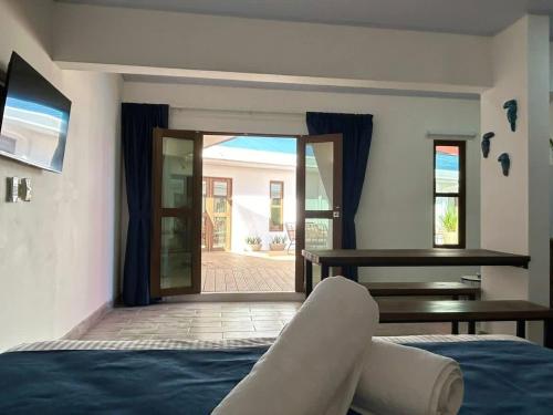 Un dormitorio con una cama y vista a un patio. en Favare Villa - Perfect for Large Families and Groups, en Jacó