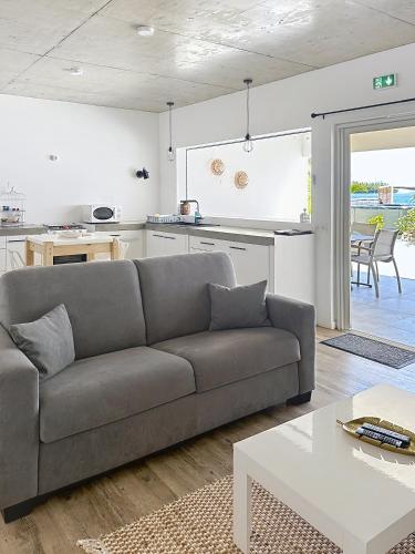 a living room with a couch and a table at Pension Irivai appartement "Uparu" 1 chambre bord de mer in Uturoa